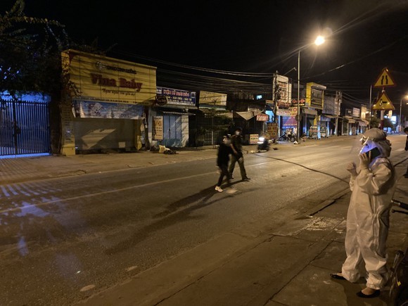 職能部門在患者住家區域進行消毒。