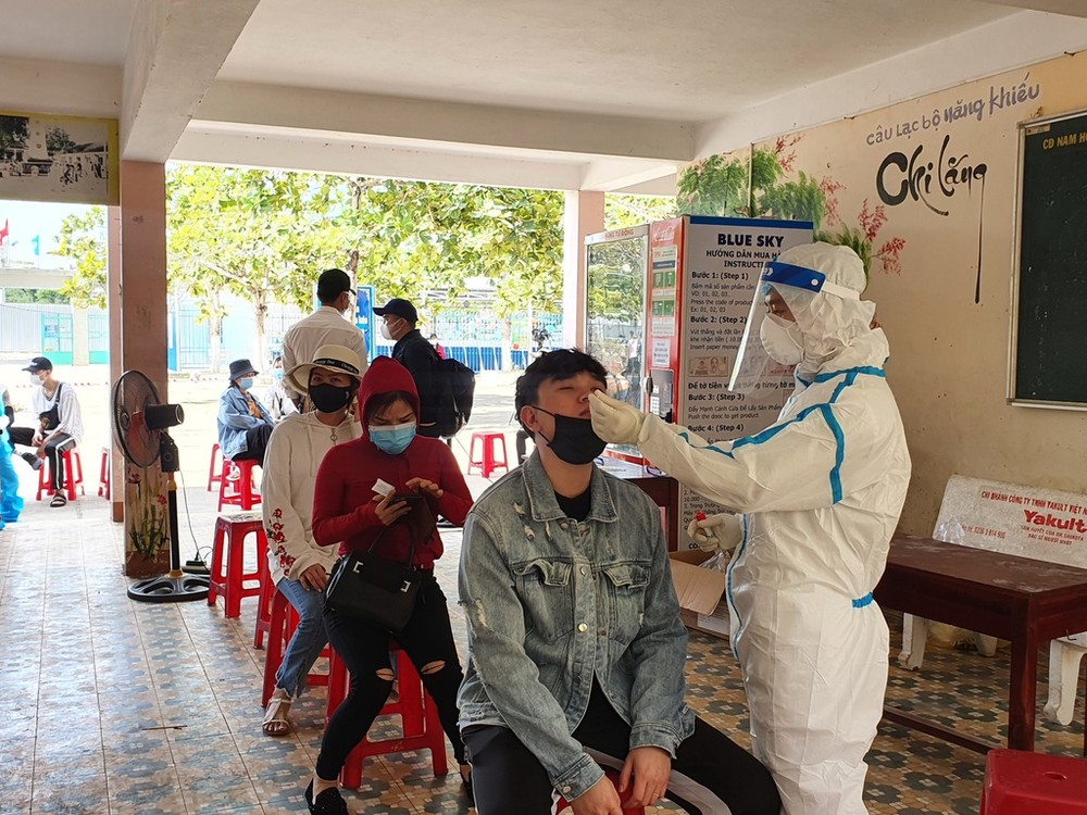 峴港市為民眾進行採檢。