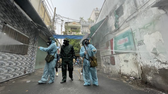 在舊邑郡阮文功街進行消毒。