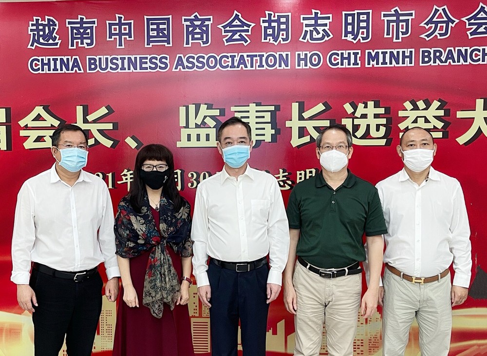中國駐本市總領事吳駿（左三）與商務參贊韋錫臣（左四）接見新當選會長與監事長。