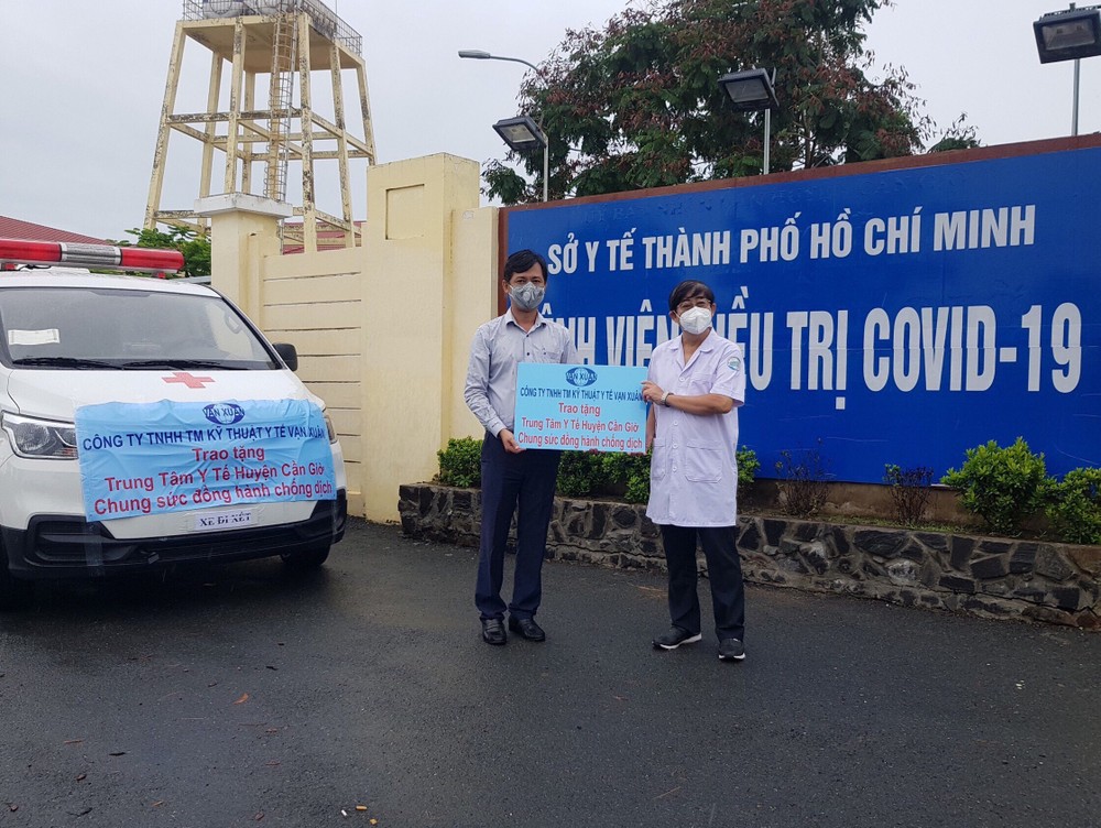 萬春公司經理傅志方（左）向芹耶縣醫療中心主任段玉惠移交救護車。