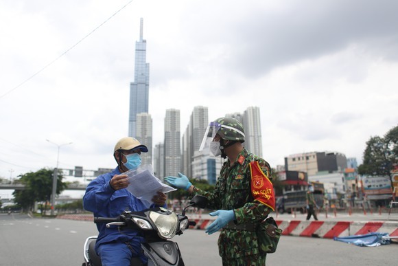 軍隊力量檢查外出證件。