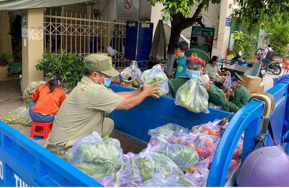 為第四郡民眾運送食品。