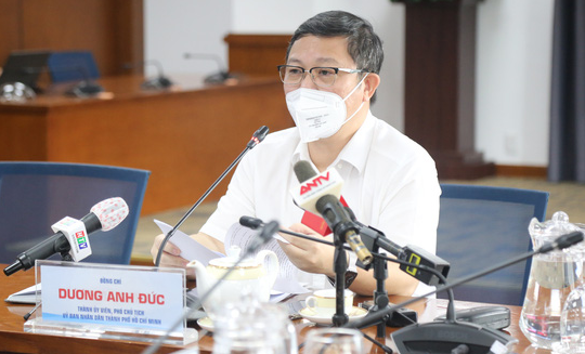 市人委會副主席楊英德。