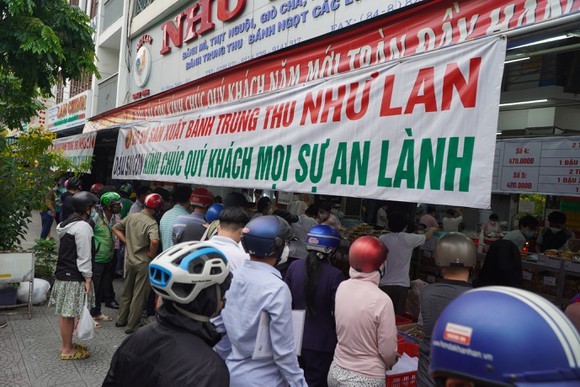 第一郡商店湧現大批市民買月餅 ảnh 1