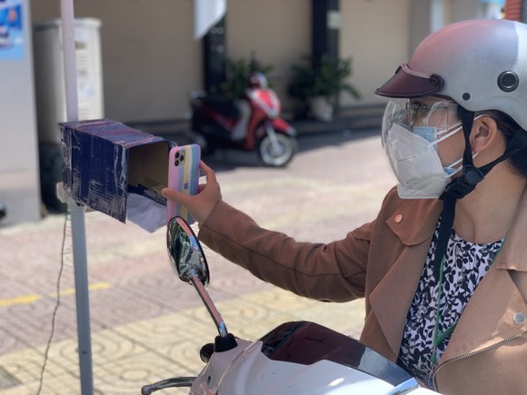 街上人車稠密    數百快遞員等候採檢 ảnh 2