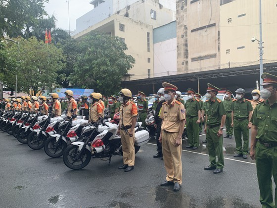 新平郡的幹部、戰士舉行出動儀式。