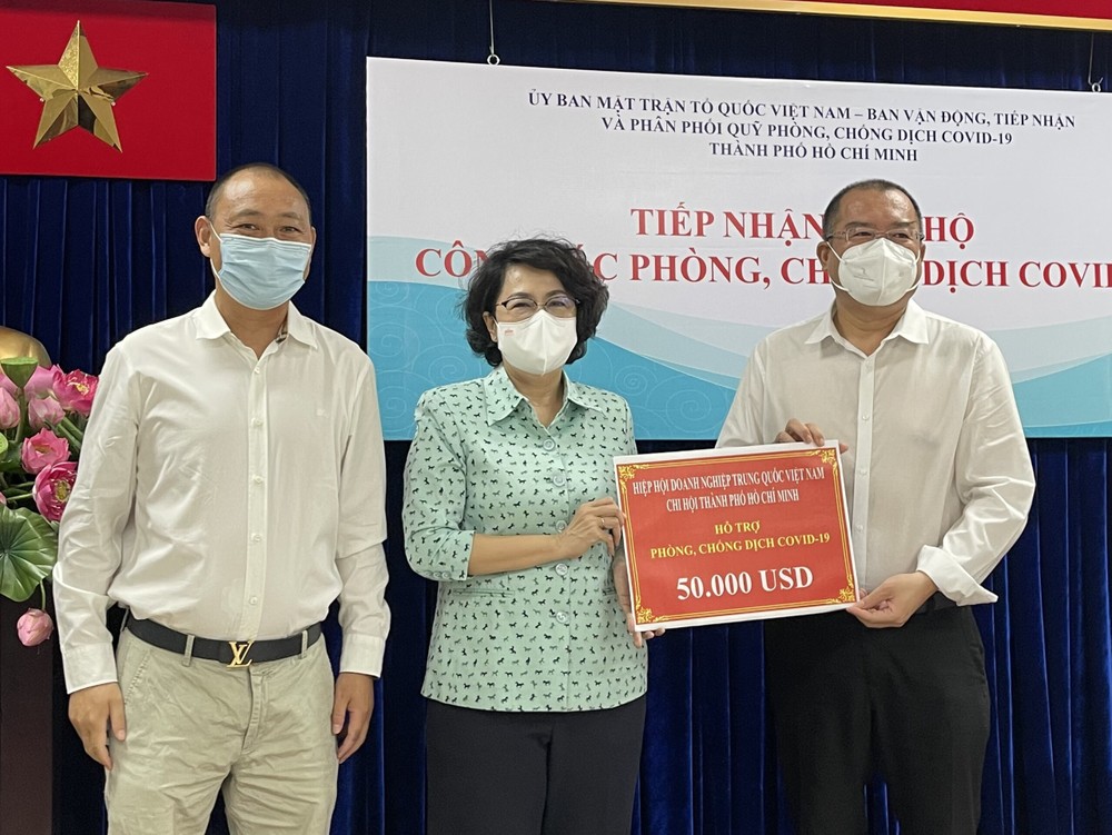 市祖國陣線委員會主席蘇氏碧珠（中）接受市中商會趙騫會長（右一）與袁曉峰監事長（左一）代表商會捐贈善款。