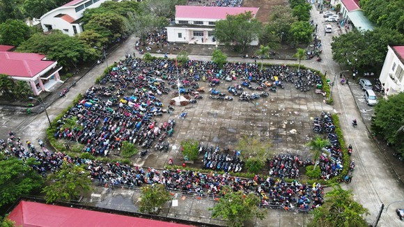 返回堅江省的人群等待篩檢。