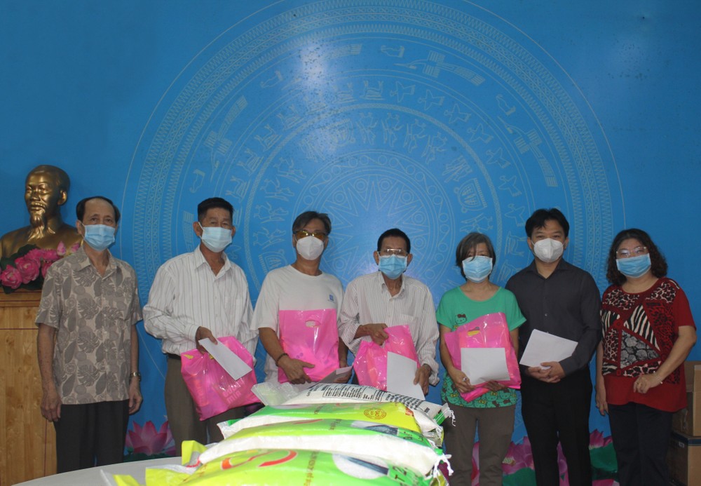 麒麟與市各少數民族文學藝術協會領導向華人藝人贈送禮物。