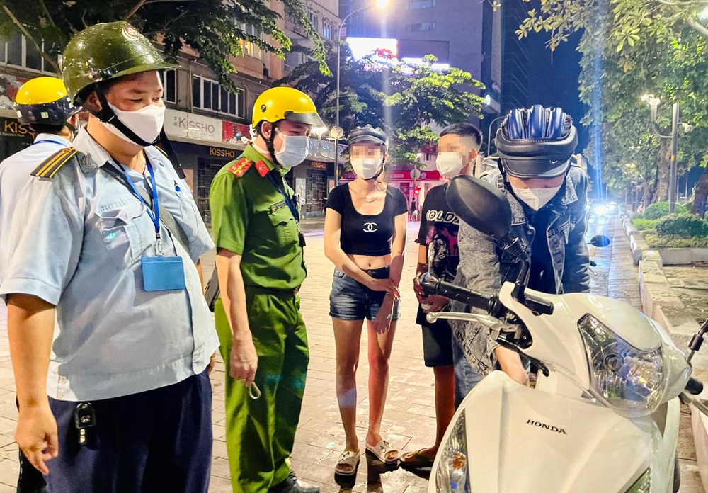 公安驅散不遵守5K人群 ảnh 3