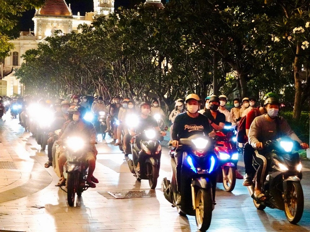 阮惠步行街晚上熙熙攘攘。(圖源：武鳳)