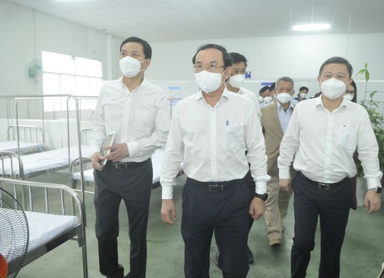 市委書記阮文年與工作團視察鈴中2新冠肺炎收治單位。