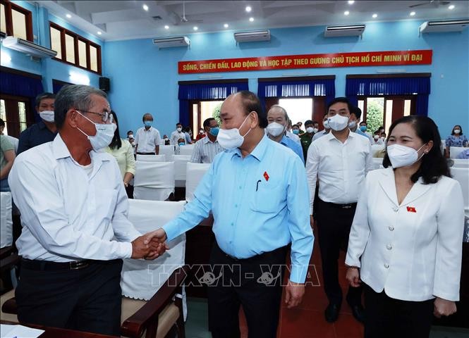 國家主席阮春福同10號單位國會代表組與古芝、福門縣選民接觸。