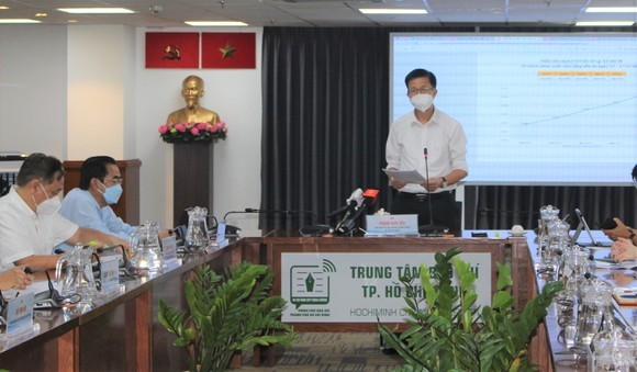 市新冠肺炎疫情防控指委會副主任范德海在會上提供資訊。