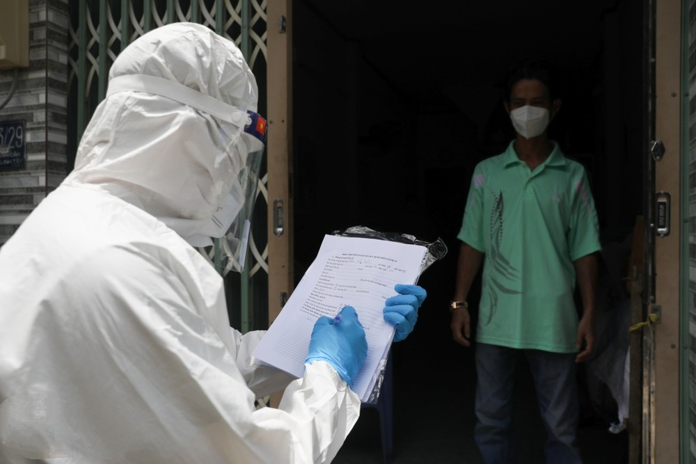 醫護人員跟進居家隔離確診者的健康。