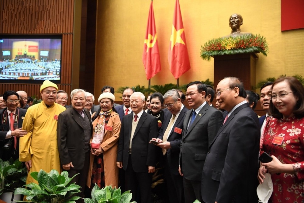 黨中央總書記阮富仲與各代表合影。