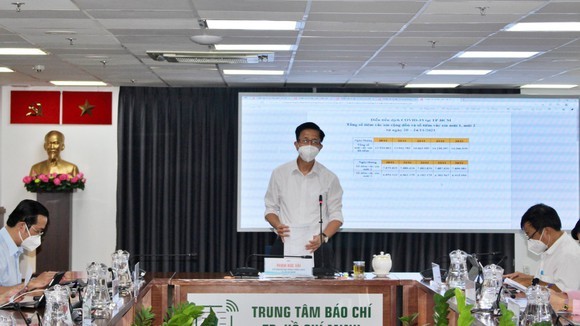 市新冠肺炎疫情防控指委會副主任范德海在會上提供資訊。