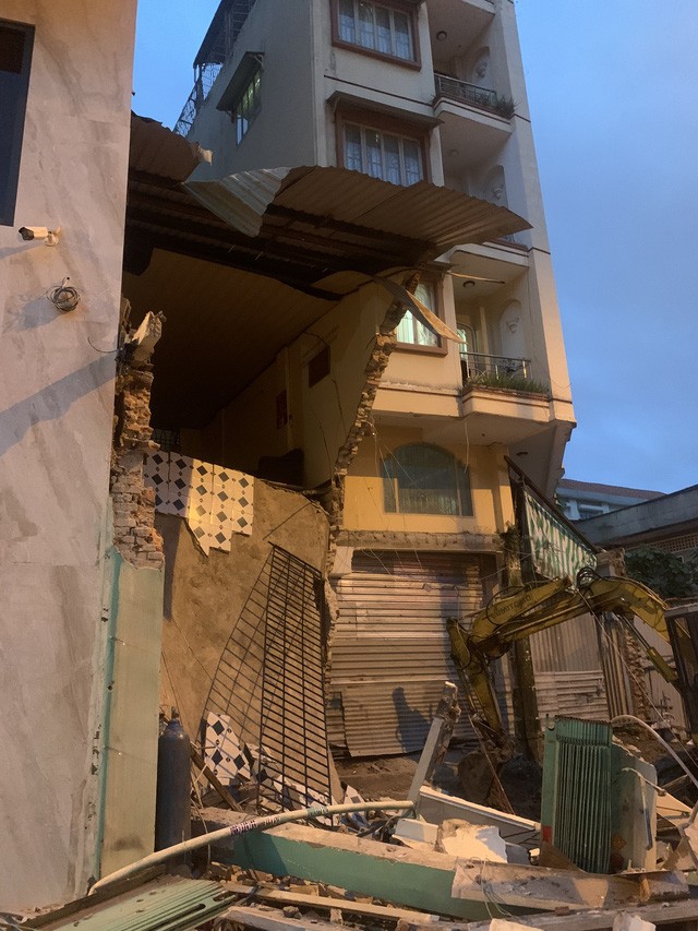  房子前面部分倒塌。