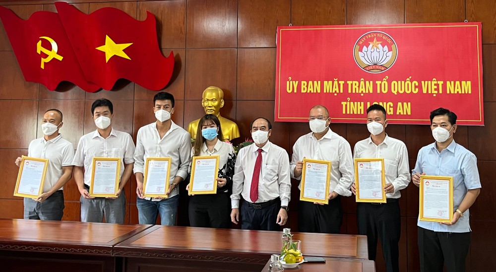 隆安省祖國陣線委員會主席張文怒（左五）向中商會及中資企業致謝。