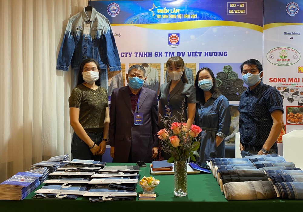 杭慰瑤先生(左二)與員工在展位上合影。