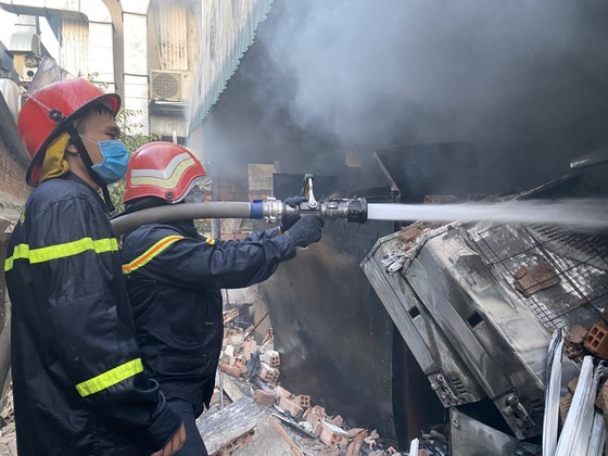 守德市某廢料庫失火