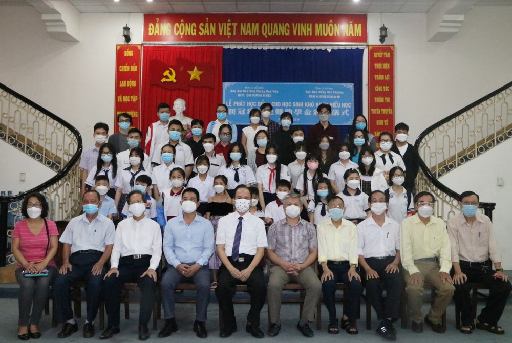 蘇建源董事長（左五）、黎曰孟雄編委（右五、文忠孝編委（左四）同各校師生合影。