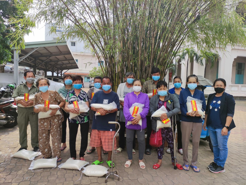 報社慈善工作組代表向貧困戶贈送禮物。