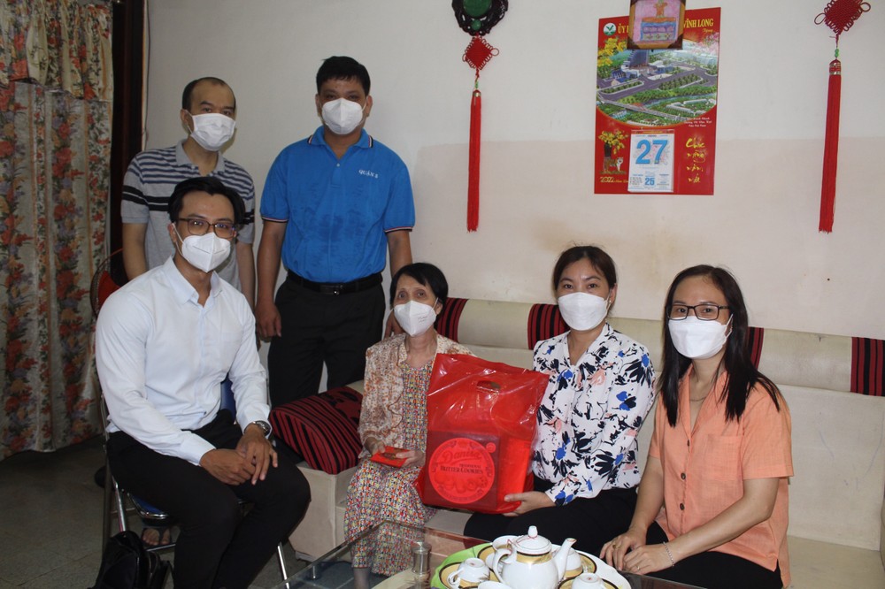 第五郡第八坊政府領導與“西堤華人文化陳列室”計劃代表向許燕雲大娘（左二）拜年。