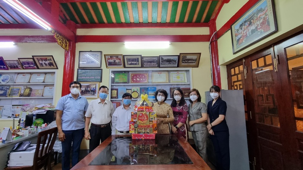 市越南祖國陣線委員會領導向華人會館拜年 ảnh 5