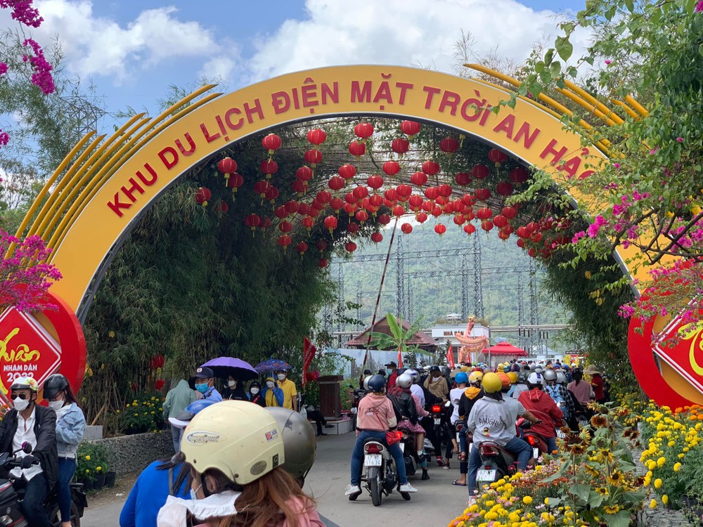 初七後來安好太陽能旅遊區參觀遊客仍川流不息。