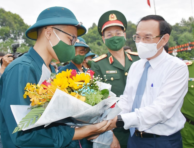 市委書記阮文年親切勉勵入伍青年。
