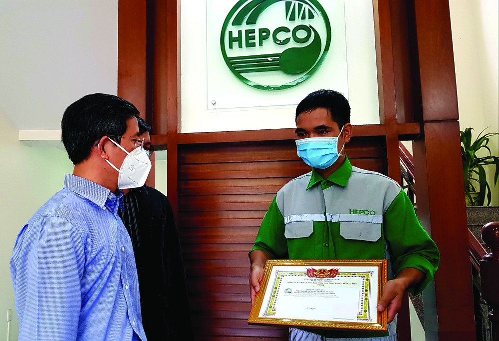 環衛工撿到鑽戒歸還失主 