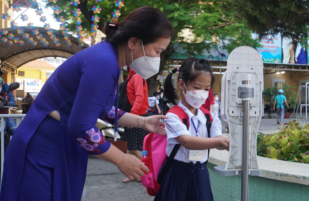 學生返校上課要嚴格執行防疫要求。