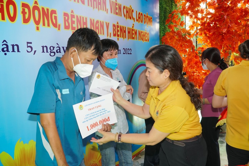 第五郡勞動聯團主席黎氏碧幸關照貧困病患勞動者。