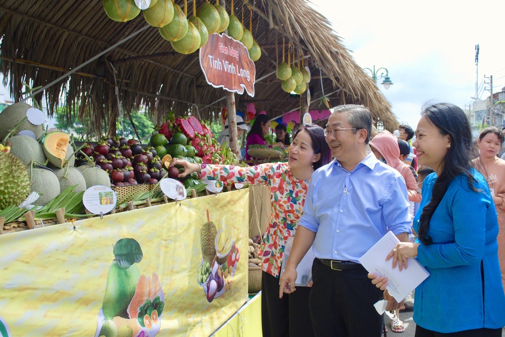 第八郡郡委書記武玉國順參觀“岸上船下”水果週攤位。
