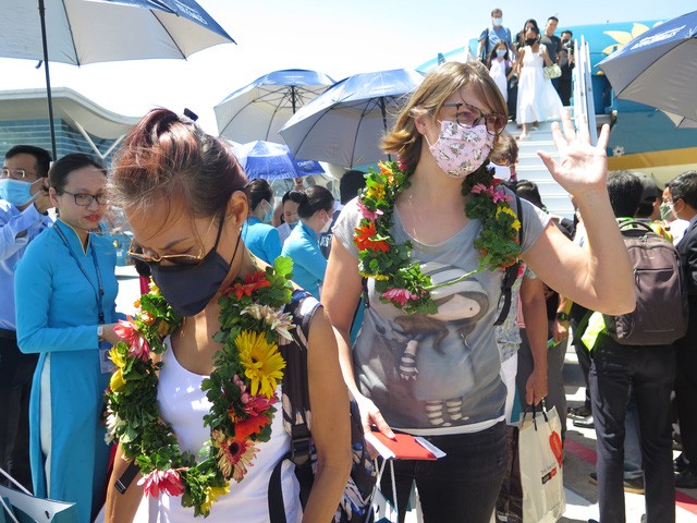 金蘭機場迎來新加坡國際航班