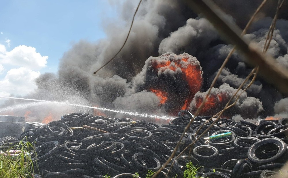 第十二郡某輪胎存放場失火