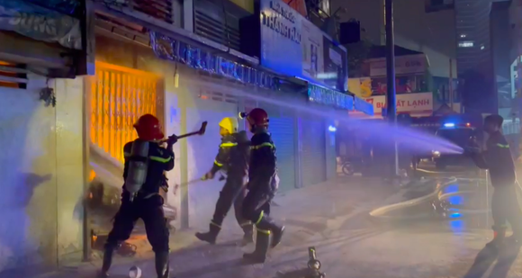 消防員背著老人撤離火場 