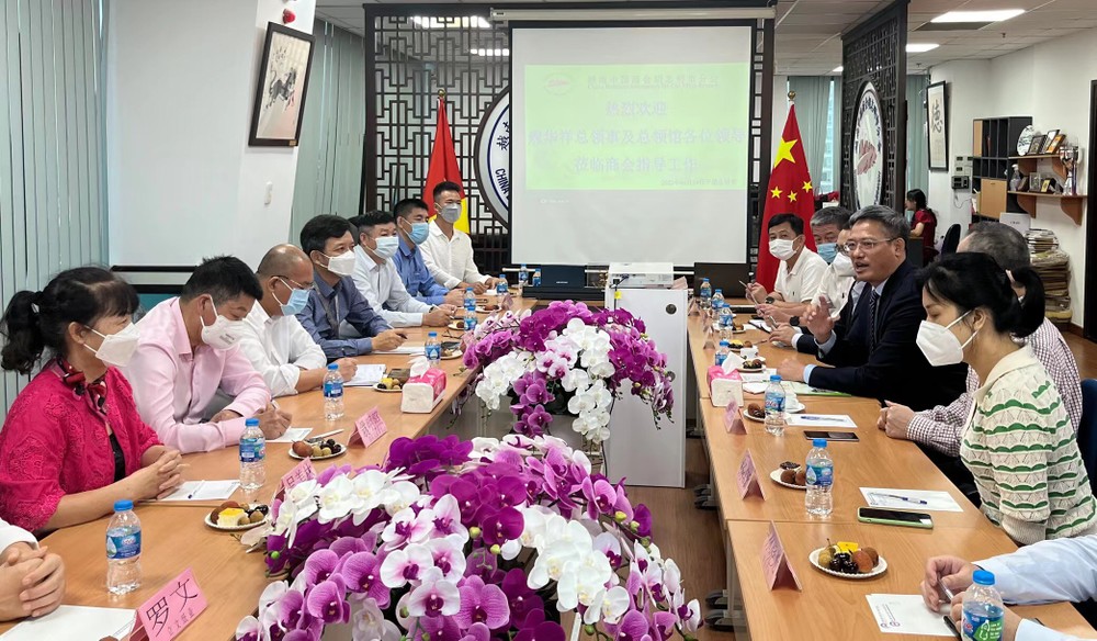 中國駐本市總領事魏華祥（穿西裝者）到訪中商會並發表指導工作。 