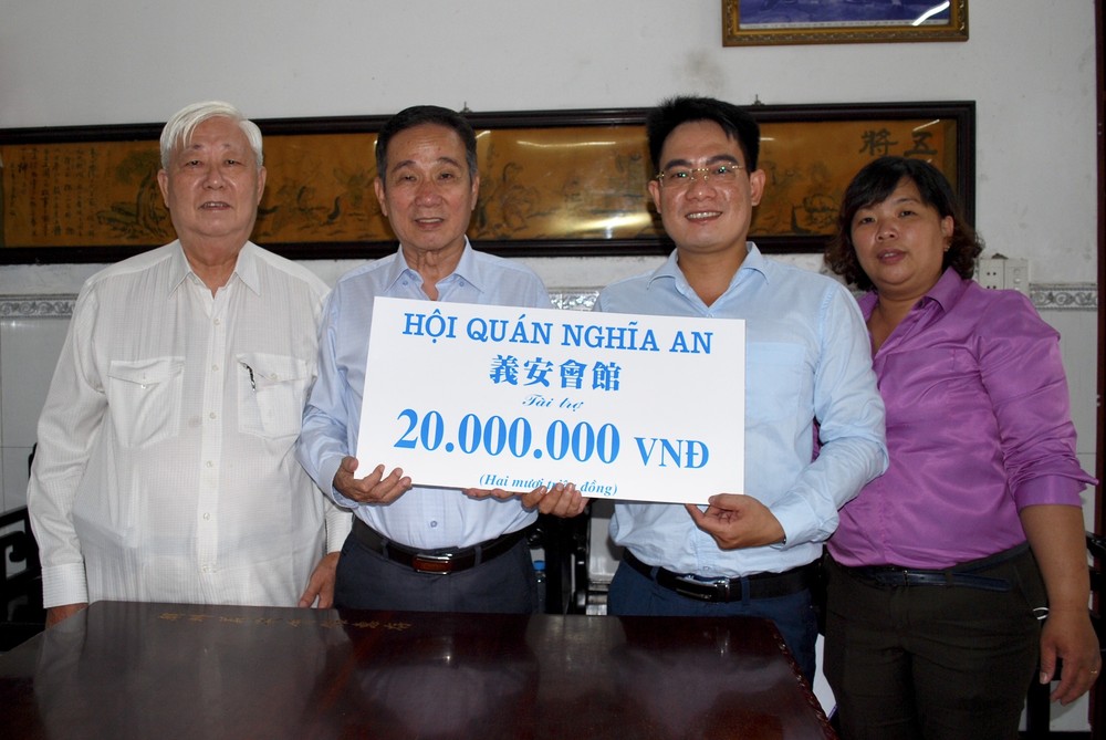 義安會館理事長陳裕(左一)、副理事長鄭學才(左二)把贈款交給本報。