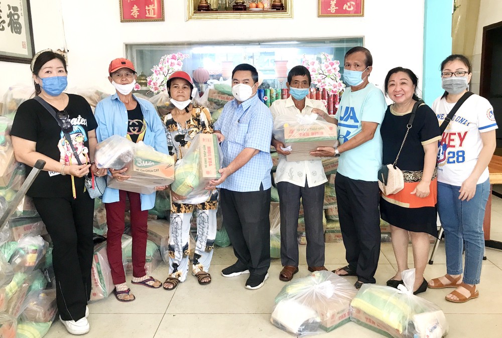 各贊助商向窮人發送禮物。