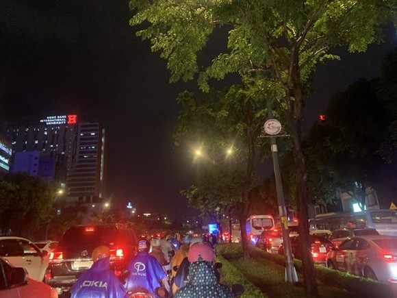 本市暴雨後多條街受淹   交通混亂 ảnh 5