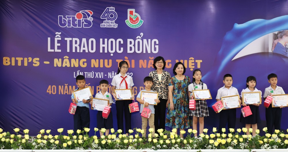 平仙公司副董事長賴謙（右五）發助學金給學生。