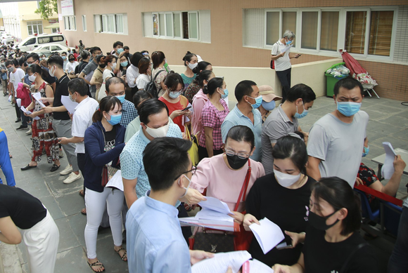 民眾前往醫療單位須戴口罩。