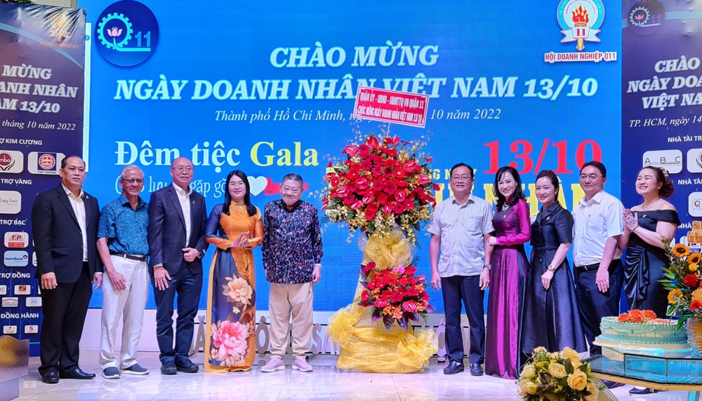 第十一郡領導送花祝賀第十一郡商會。