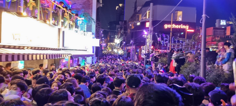 人潮水洩不通。