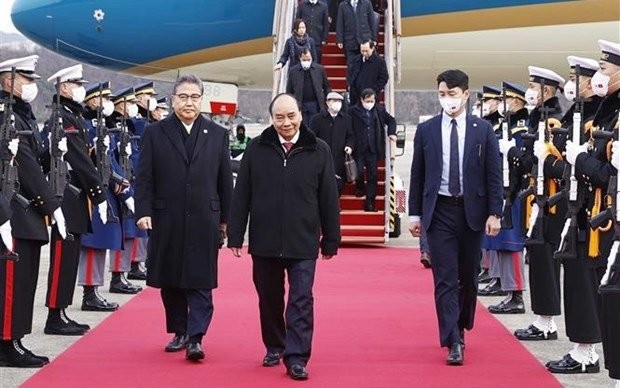 國家主席阮春福與代表團抵達韓國首都首爾軍用機場。