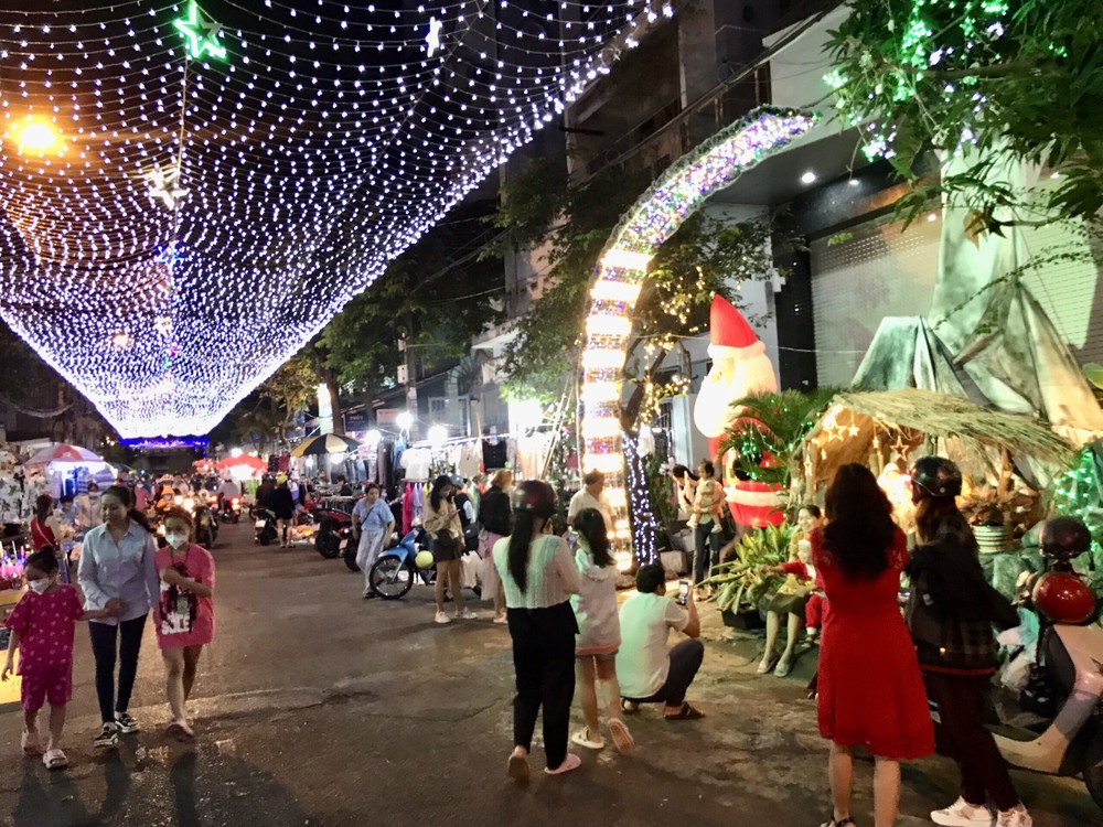 新富郡成功街上佈置聖誕景緻，吸引眾人拍照。
