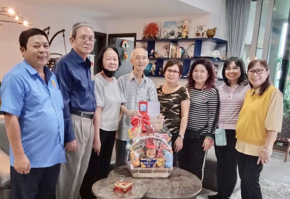 代表團向老鄉親陳健智（左四）拜早年。